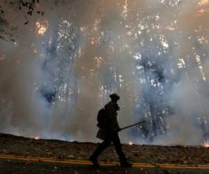 Bomberos y trabajadores de las compañías de servicios públicos estaban despejando áreas para el regreso de residentes. AP.