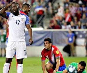 Costa Rica goalkeeper Keylor Navas, right, holds on to the ball as U.S. forward Jozy Altidore, left, reacts during the second half of a World Cup qualifying soccer match, Friday, Sept. 1, 2017, in Harrison, N.J. Also seen are Costa Rica's Celso Borges, center right, and Kendall Waston, back left. (AP Photo/Julio Cortez)