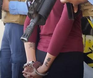 Agentes de la Dirección Policial Anti Maras y Pandillas Contra el Crimen Organizado (Dipampco) capturaron a Karla Marisol Majano Flores, de 30 años, en la colonia 3 de Mayo de Comayagüela, acusada de extorsionar a transportistas y pequeños comerciantes en nombre de la banda denominada “M1”.