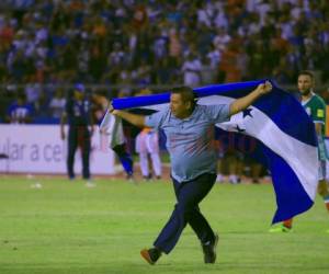 Aficionados de Honduras invadieron la cancha durante el partido ante México. Foto: El Heraldo.