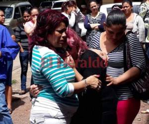 La madre del pequeño lloraba amargamente la pérdida de su hijo. Foto: Estalin Irias/ EL HERALDO.