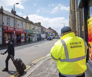 Un agente de covid-19 patrulla las calles de Bedford, Inglaterra, uno de los lugares con mayor incidencia del coronavirus del Reino Unido. Foto:AP