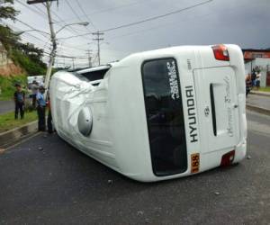 Así quedó el autobús ejecutivo volcado esta tarde de jueves en el Anillo Periférico de Tegucigalpa.