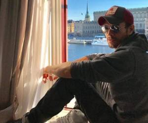 Es parte del show de Enrique Iglesias mostrarse amoroso con sus fanáticas. Foto: Instagram