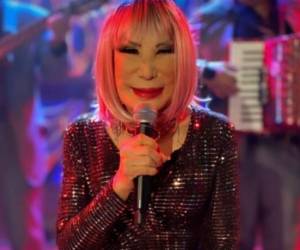 Lyn May confirmó hacer unas semanas que a sus 68 años de edad está esperando un bebé.