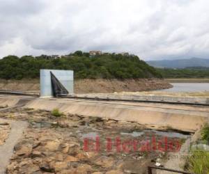 La represa Los Laureles mantiene bajas las cortinas inflables debido a su bajo almacenamiento del vital líquido. Foto: Johny Magallanes/El Heraldo