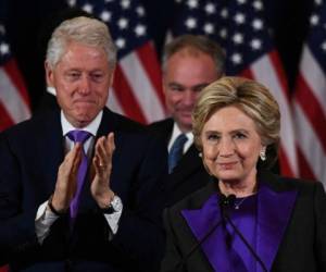 Hillary Clinton se hizo acompañar de su esposo Bill Clinton y parte de su equipo. Foto: AFP