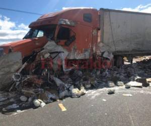Un aparatoso accidente entre una rastra y un camión dejo al menos dos personas muertas la mañana de este lunes en la carretera CA-5, a la altura de la Cuesta de la Virgen. Fotos: Estalin Irías / EL HERALDO / OPSA