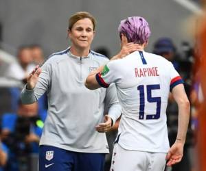 Jill Ellis charlando con Megan Rapinoe durante un partido del Mundial Francia 2019. (AFP)