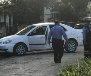 El cuerpo de la víctima quedó dentro del vehículo. Al lugar llegaron miembros de la Policía Nacional. Foto: Internet