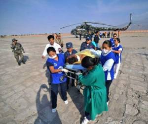 La Fuerza Aérea de Perú rescataron en helicópteros al menos a una decena de los heridos más graves. Foto: Agencia AP