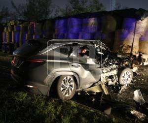 Así quedó el vehículo en el que se conducían ambos en horas de la madrugada.