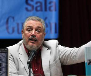Fidel Castro Díaz-Balart, hijo del ex presidente cubano Fidel Castro, presenta dos libros suyos sobre tecnología y ciencia en la XIX Feria Internacional del Libro de La Habana. Foto AFP