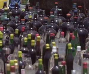 El gobierno estatal anunció que hasta ahora han decomisado más de 200 litros de alcohol adulterado. Foto AP