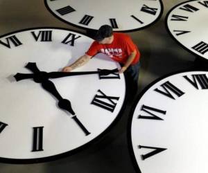 Es decir, si son las 3:00 deberán mover las agujas hacia las 2:00. (Foto: El Nuevo Herald)