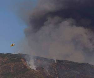 Una unidad militar salió de la base castrense de Morón, en el sur de España, para sumarse a los más de 300 bomberos y 41 aeronaves extintoras que participan en el combate al incendio.