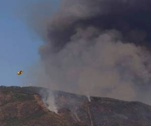 Una unidad militar salió de la base castrense de Morón, en el sur de España, para sumarse a los más de 300 bomberos y 41 aeronaves extintoras que participan en el combate al incendio.