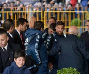 Leo Messi se percata en ese momento de la escena donde el ni­ño sale llorando al ser apartado por los agentes de seguridad . (Fotos: Agencias/AFP)