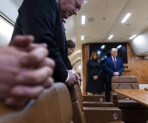 El presidente Donald Trump y la primera dama Melania Trump guardan un momento de silencio a bordo del avión Air Force One el viernes 11 de septiembre en ruta al aeropuerto de Johnstown, Pensilvania, desde donde se trasladó a un campo en Shanksville, Pensilvania, la zona rural donde el avión secuestrado Vuelo 93 se estrelló y todos los que estaban a bordo murieron. Foto: AP.