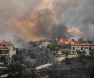 La capital griega enfrenta desde el jueves por la tarde un importante incendio a los pies del monte Parnés, que provoca muchos cortes de electricidad.