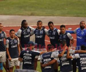 Pidiéndole a Dios por un resultado. Así se reunieron los jugadores de la Bicolor antes del entrenamiento. Foto: EL HERALDO.