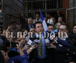 Nasralla siendo entrevistado en las afueras del Tribunal Supremo Electoral.