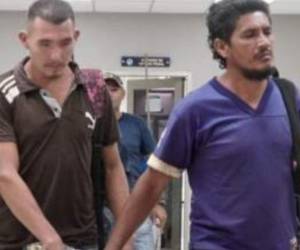 Santos Mejía Pérez y Elder Enrique Villeda Ramos cuando salían del juicio. Foto: EL HERALDO