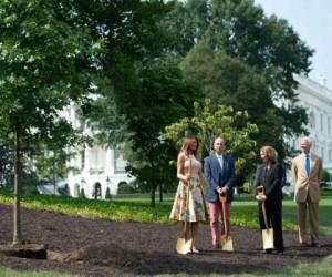 La primera dama de Estados Unidos participó en una ceremonia de plantación de árboles. Foto: Agencia AFP