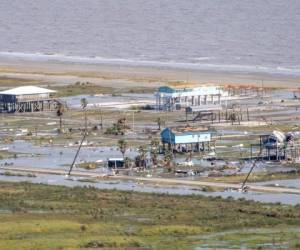Vista de los daños ocasionados por el huracán Laura el jueves 27 de agosto de 2020, en Holly Beach, Luisiana. (Bill Feig/The Advocate vía AP, foto compartida).