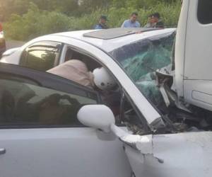 El fuerte encontronazo ocurrió en la carretera al parecer cuando uno de los vehículos trató de rebasar. (Foto: Bomberos de Honduras)