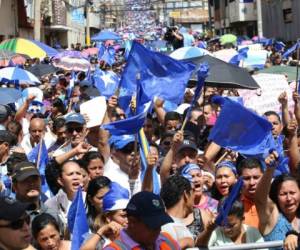 Militantes del Partido Nacional marcha desde Comayagua por la cuesta Lempira en rumbo a la sede nacionalista en El Obelisco. Fotos: Marvin Salgado.