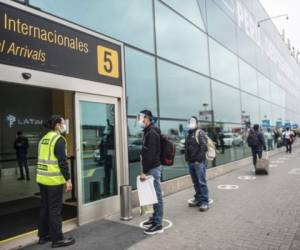 Varias brigadas de médicos del Minsa identificaron en el aeropuerto Internacional Jorge Chávez a siete pasajeros provenientes del exterior que dieron positivo a la covid-19.