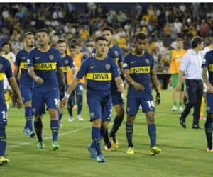Los jugadores de Boca Júniors salieron cabizbajos, tras la derrota 1-0 en cancha de Rosario Central (FOTO: AFP)