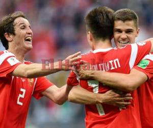 El centrocampista ruso Aleksandr Golovin celebra el quinto gol de su equipo con el centrocampista ruso Roman Zobnin. Foto: AFP