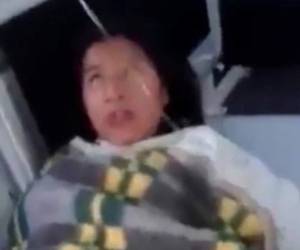 La mujer fue trasladada a un centro asistencial abordo de una ambulancia.