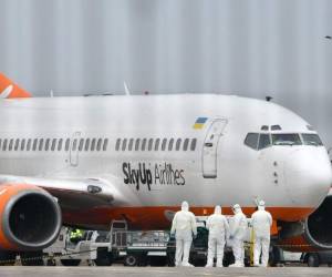 Un avión que transportó a 45 ucranianos y 27 ciudadanos de otros países desde la ciudad china de Wuhan. Foto: AFP.
