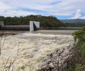 Las represas Los Laureles y La Concepción están conectadas mediante una tubería de conducción que permite el traslado de agua del primer sistema al segundo.