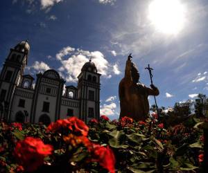 La Basílica de Suyapa es el complejo donde miles de personas llegan cada semana para rendirle honores a la Virgen más guapa. Para cada aniversario en los alrededores las personas acampan durante varios días.