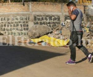 Los cuerpos de madre e hijo fueron hallados esparcidos en una calle de tierra de colonia La Soledad de Comayagüela. Fotos: EL HERALDO.