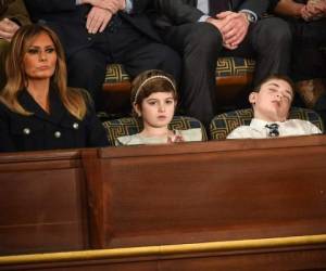 El menor no aguantó la hora y media que duró el discurso de Donald Trump. Foto: AFP