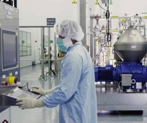 La FDA ha permitido su uso en adultos y niños de 12 años o más que pesen por lo menos 40 kilogramos (88 libras) y enfrentan un riesgo elevado de sufrir covid-19 en forma severa debido a su edad o ciertos problemas de salud. AP.