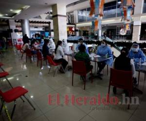 Los empleados y ciudadanos acuden a la aplicación de pruebas. En el DC han aplicado 1,644 test de antígeno y 139 han resultado positivas. Foto: Emilio Flores | EL HERALDO.