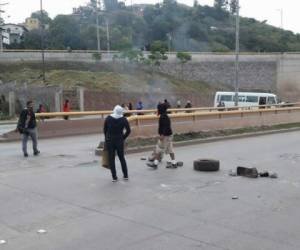 Los manifestantes queman llantas para que los vehículos no circulen.