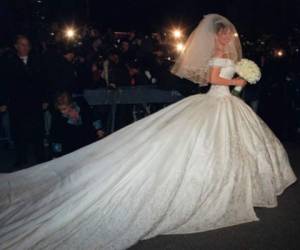 La bella cantante y actriz mexicana se casó con el productor Tommy Motola y lució un exagerado vestido de 'princesa'.