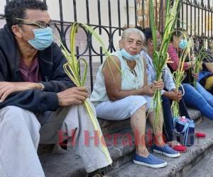 Decenas de personas esperaron su turno para ingresar a la Catedral Metropolitana pues el cupo fue limitado por medidas de bioseguridad. Foto: Efraín Salgado | EL HERALDO.