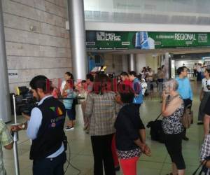 En medio de la ola de periodistas, que intentaron obtener una declaración del exasistente de Luis Suárez en Honduras, Falero se limitó a decir que estaba contento de regresar al país. Foto EL HERALDO