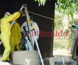 Momento en que las autoridades realizan el rescate del cadáver. Lo primero que comenzaron a sacar fueron prendas de ropa. Foto: EL HERALDO.