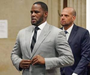 El cantante R. Kelly se ha declarado inocente de 11 delitos sexuales durante una audiencia en la corte penal de Leighton en Chicago. Foto: AP.