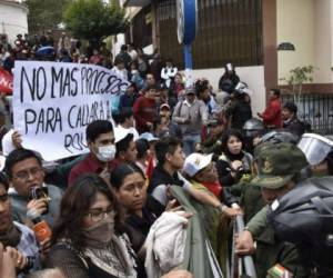 Decenas de personas salieron a las calles para apoyar a Evo Morales en su repostulación, mientras otros también se movilizaron en contra. Foto: Agencia AFP