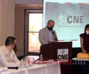 El consejero presidente del CNE, Kelvin Aguirre, informó que a pesar de que ya fueron seleccionadas y adjudicados los proyectos a las empresas, no se han firmado los contratos. Foto: El Heraldo